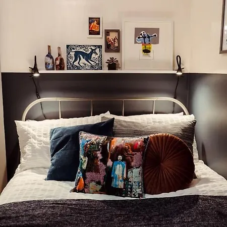 Holiday home Artistic Hideaway Within York's Ancient Walls *