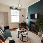Artistic Hideaway Within York's Ancient Walls Ferienhaus *